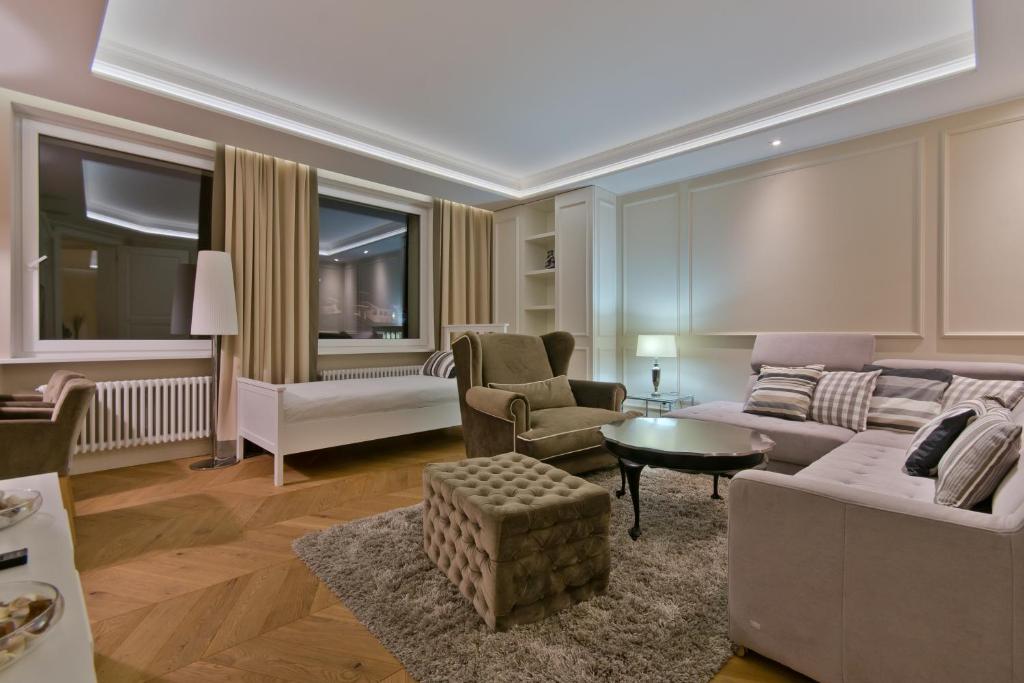 a living room with a couch and a table at Apartament Molo Superior in Sopot