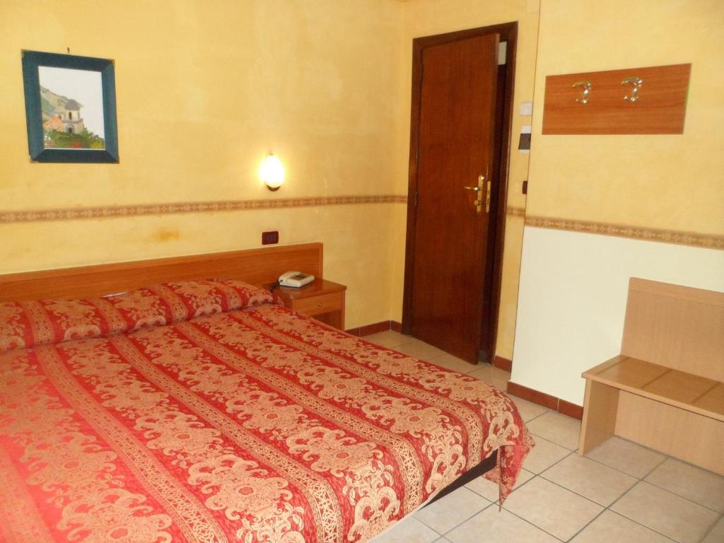 A bed or beds in a room at Motel Tempio