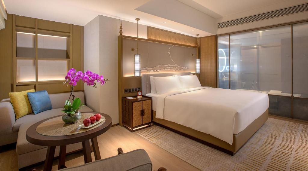 Postel nebo postele na pokoji v ubytování Pan Pacific Yangon