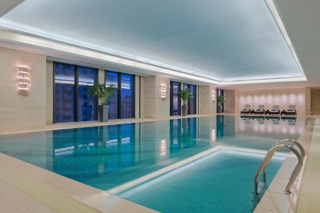 una grande piscina in una camera d'albergo con piscina di Wanda Realm Wuhan a Wuhan
