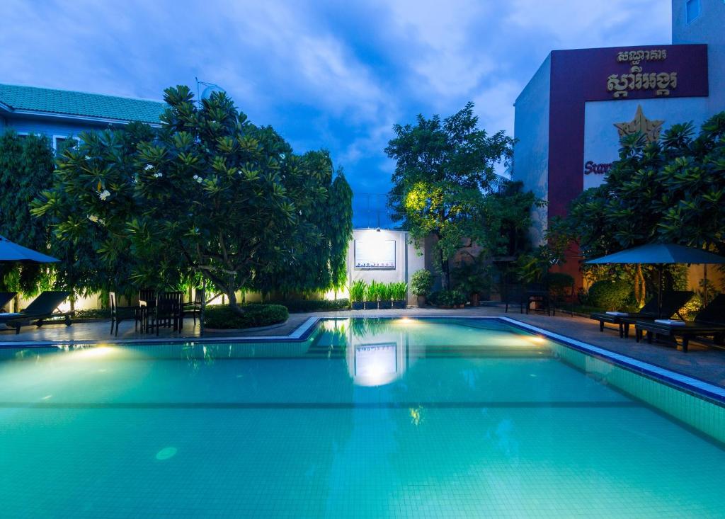 Πισίνα στο ή κοντά στο Starry Angkor Hotel