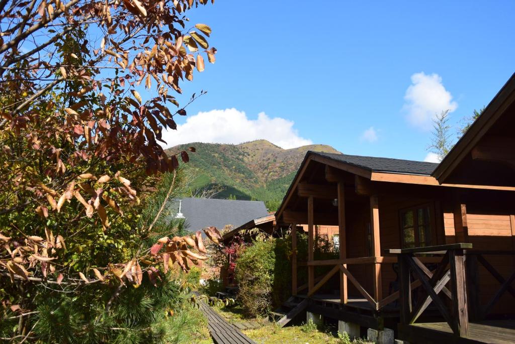 une cabine avec une montagne en arrière-plan dans l'établissement Polan no Fue, à Minamioguni