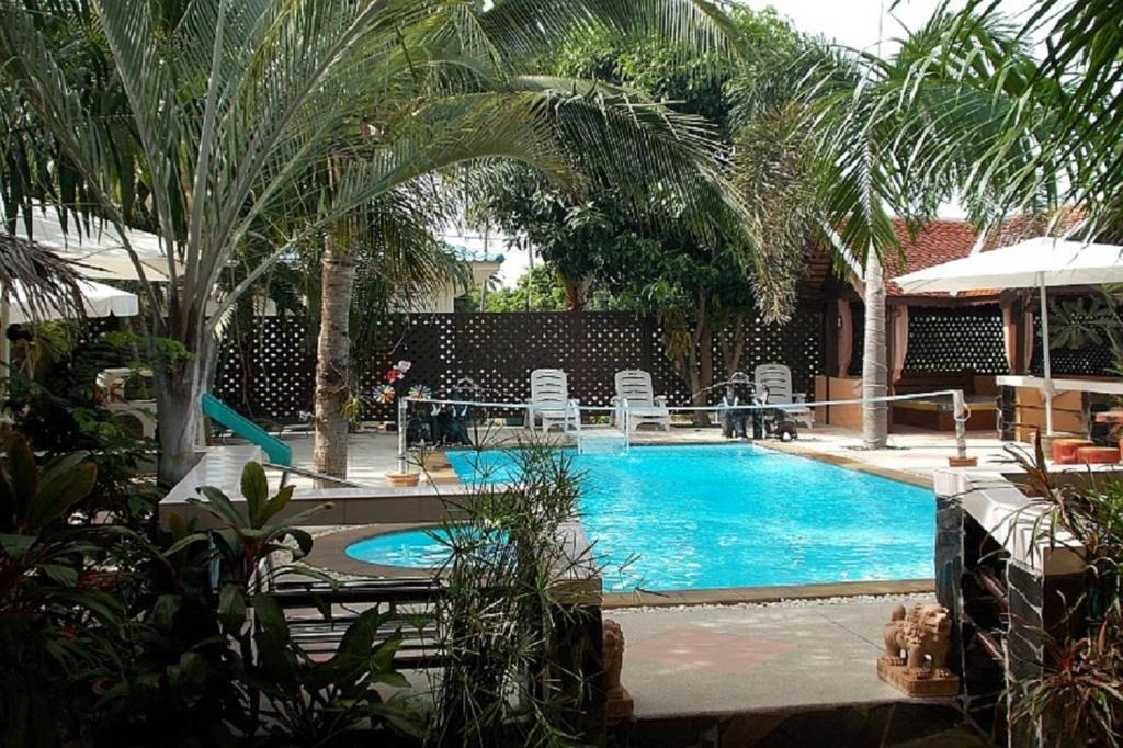 Bazén v ubytování Bee Nat Garden Resort nebo v jeho okolí