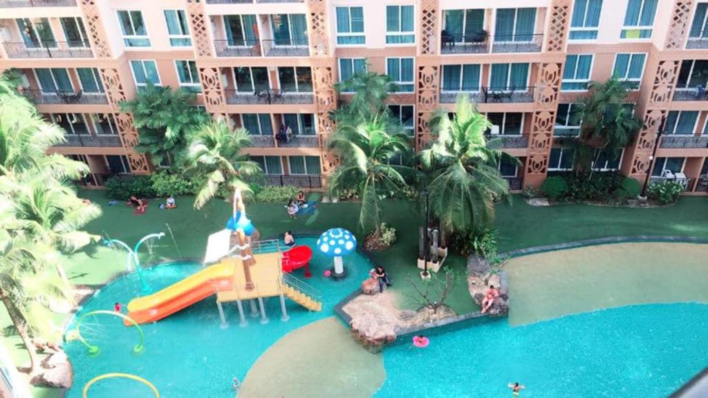 Bazén v ubytování Atlantic Condo Resort Pattaya by Panisara nebo v jeho okolí