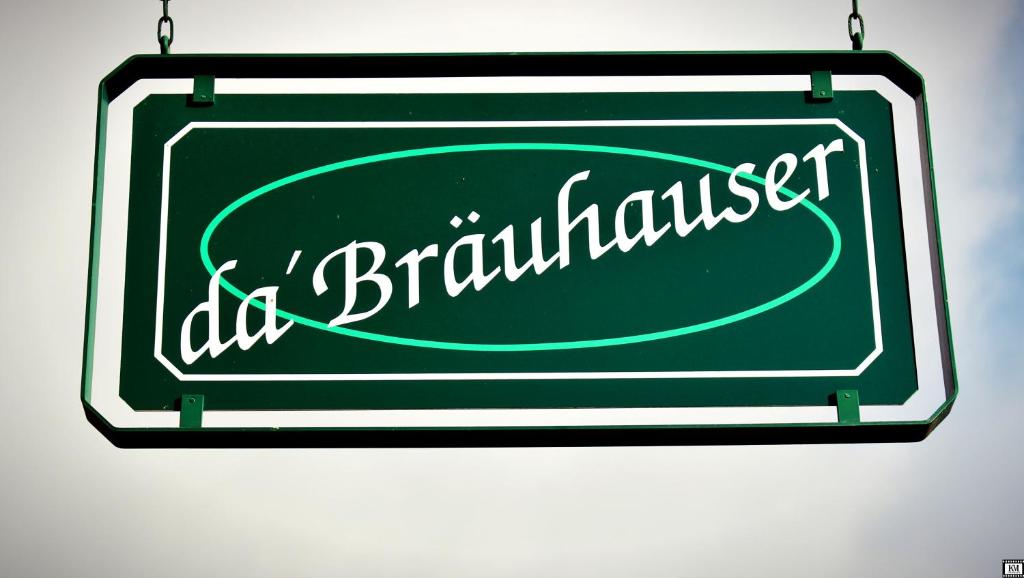 a green sign with the name of a bar restaurant at Da Bräuhauser in Stadl an der Mur