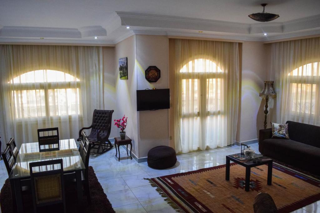 un soggiorno con divano e tavolo di Rino Residential Apartment For Families only a Il Cairo