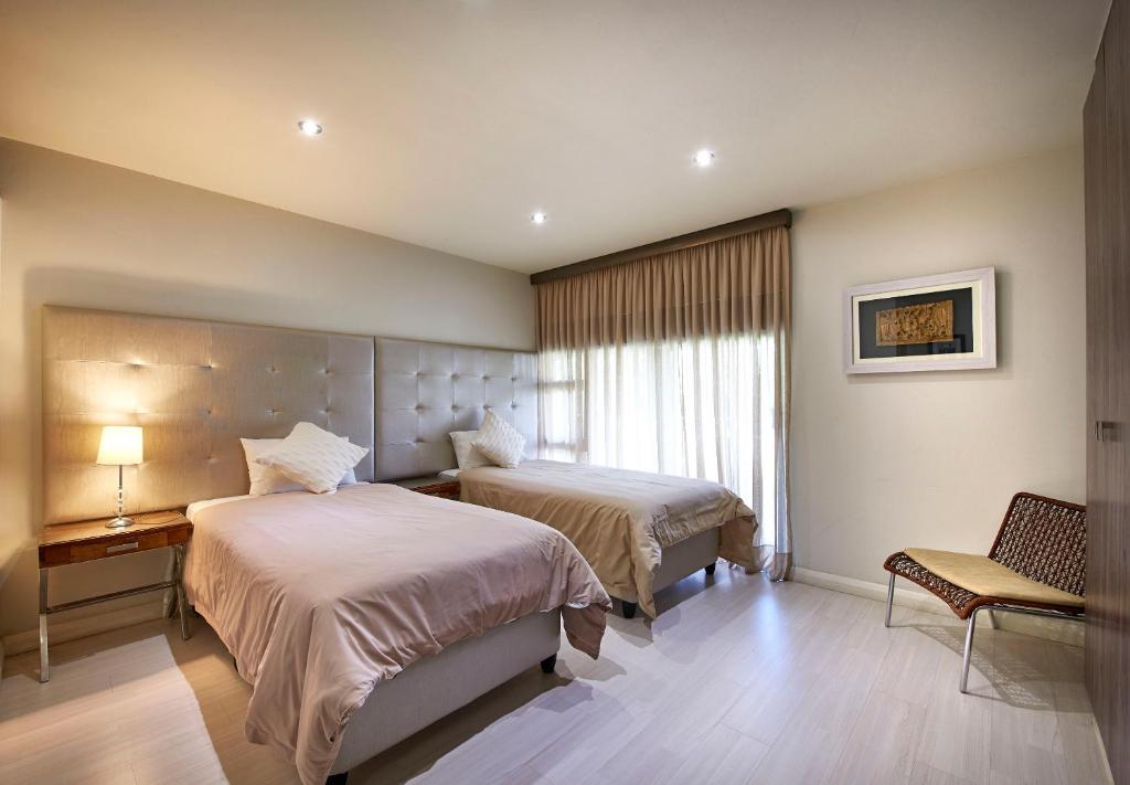 Dynasty Forest Sandown Serviced Apartments & Self Catering Hotel - 高管四卧室公寓，阳台和河景