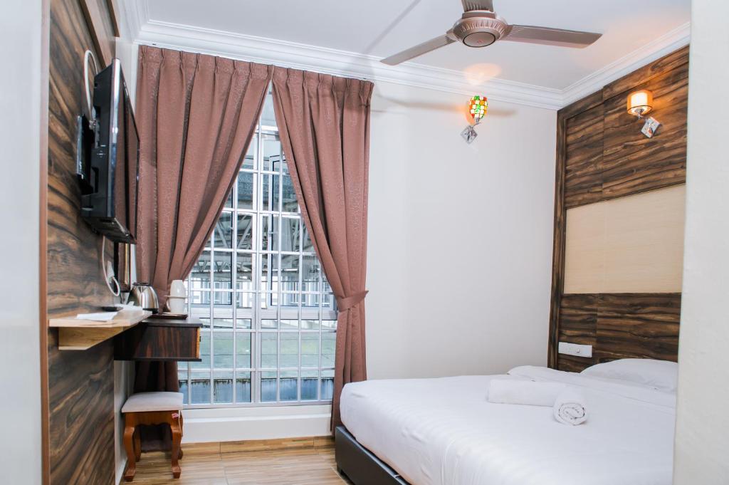 Postel nebo postele na pokoji v ubytování Wan Alyasa Hotel