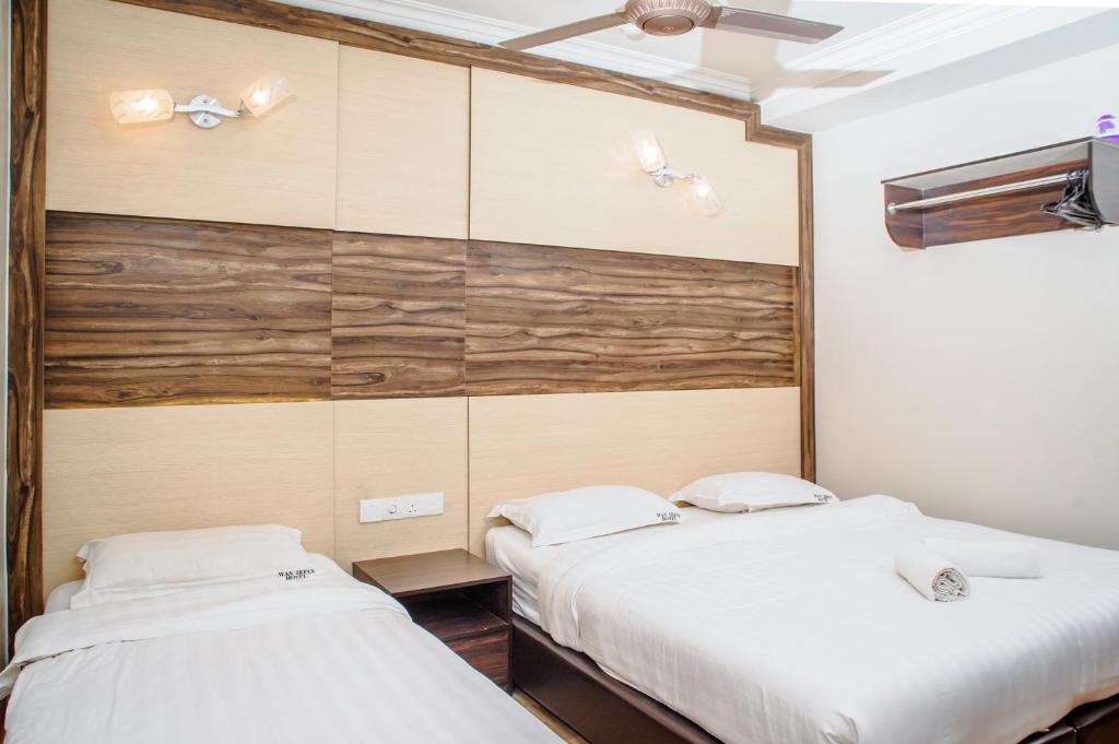 Postel nebo postele na pokoji v ubytování Wan Alyasa Hotel