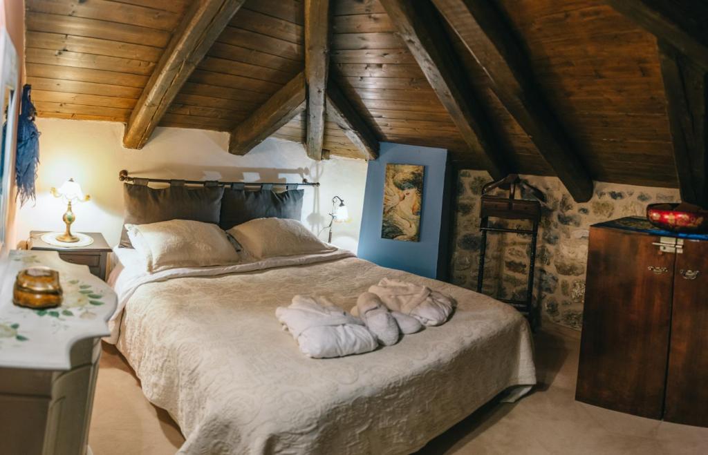 A bed or beds in a room at Arhontiko Kefalari