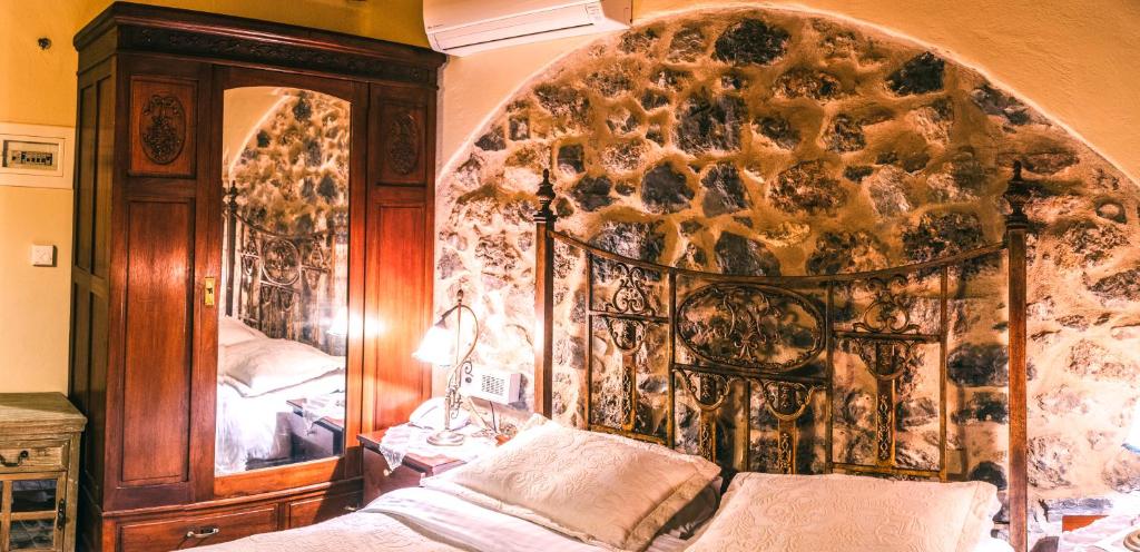 A bed or beds in a room at Arhontiko Kefalari