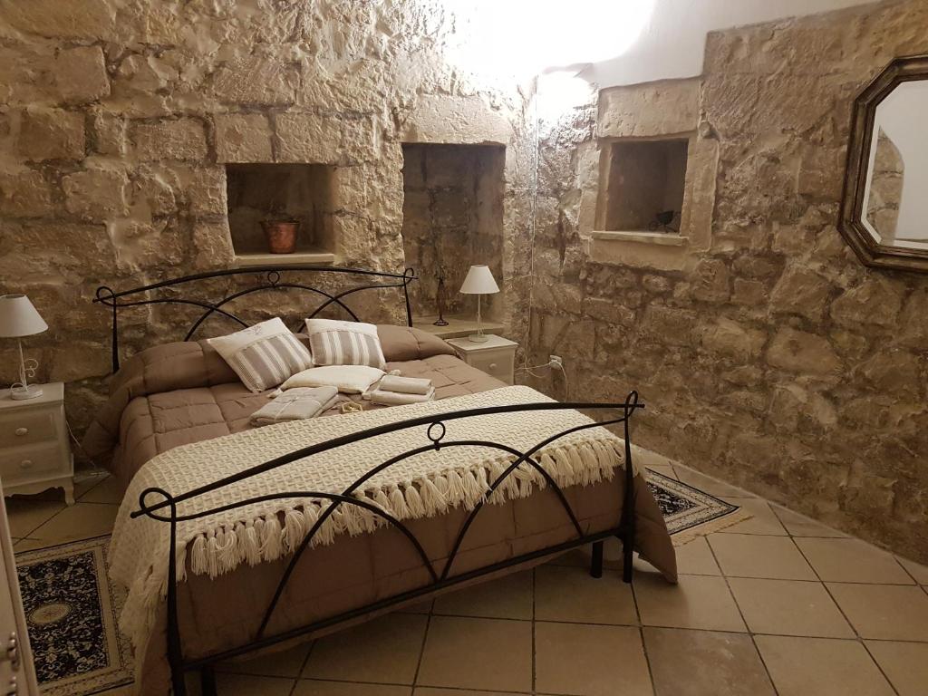 A bed or beds in a room at La Dimora di Clary