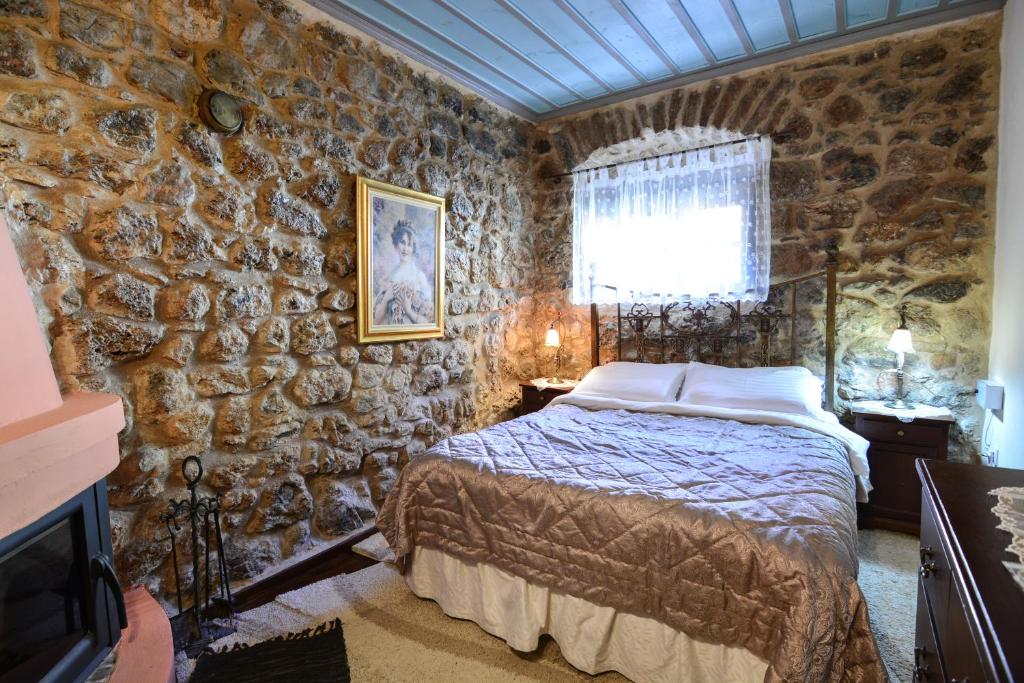 A bed or beds in a room at Arhontiko Kefalari