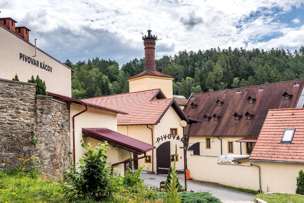 un pueblo con un faro en la parte superior de un edificio en Hotel Pivovar Kácov, en Kácov