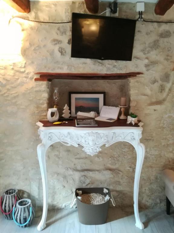 A television and/or entertainment centre at La Casetta nel Borgo