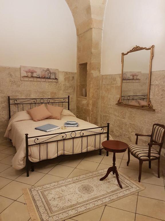 A bed or beds in a room at La Dimora di Clary