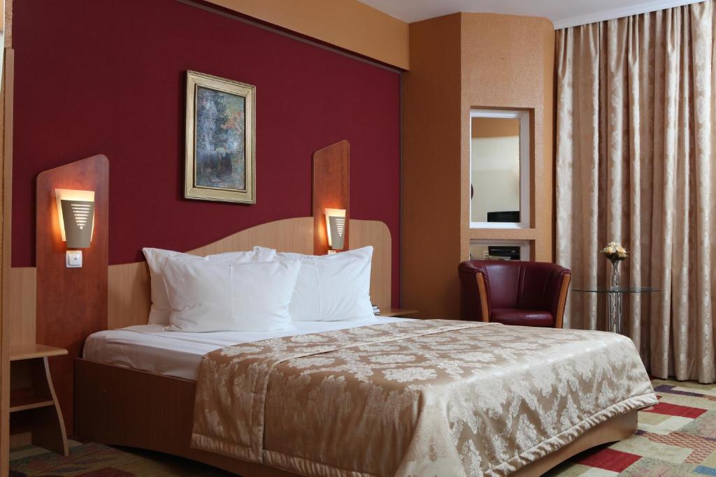 Ambassador Hotel - 标准双人或双人间3*免费的内部停车位