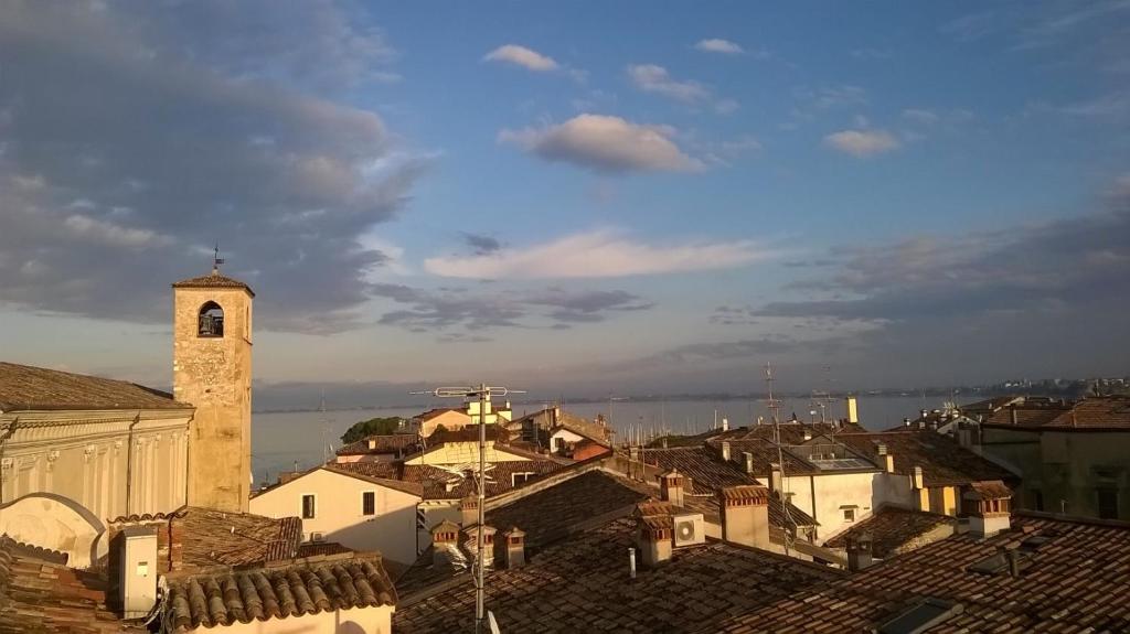 uma vista para uma cidade com uma torre de relógio e telhados em Casa Bagatta em Desenzano del Garda
