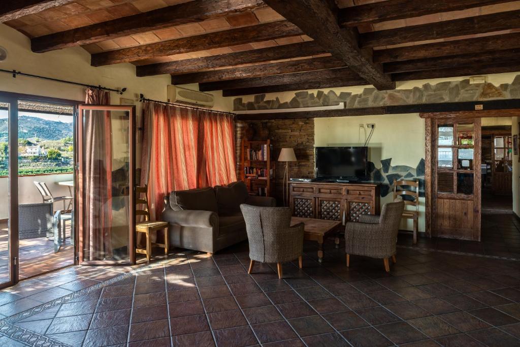 Una televisión o centro de entretenimiento en Hotel Rural Almazara