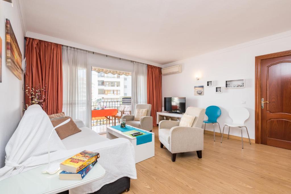 sala de estar con cama y sala de estar con sofá en Apartamento Imperial, en Torremolinos