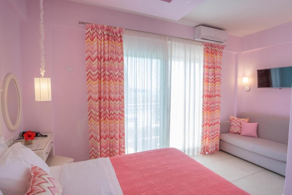 Кровать или кровати в номере WhiteSands Beach Resort