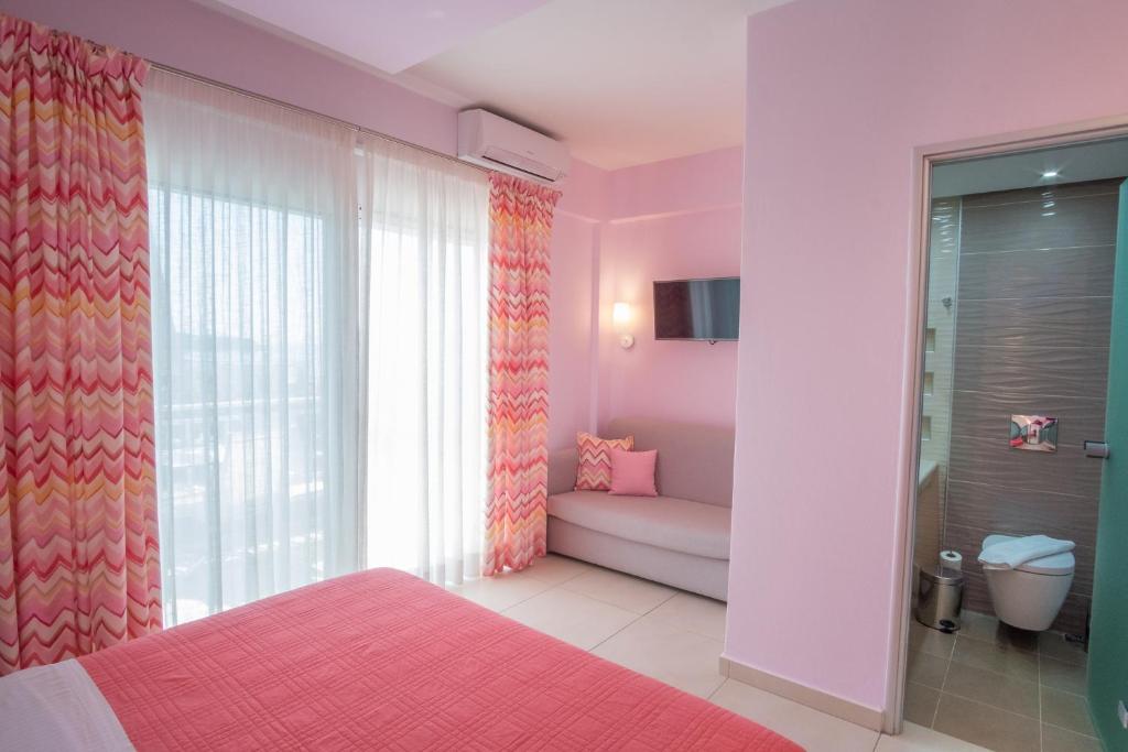 Кровать или кровати в номере WhiteSands Beach Resort