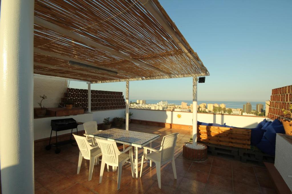 patio con mesa y sillas en el balcón en Atico Nacho, en Torremolinos