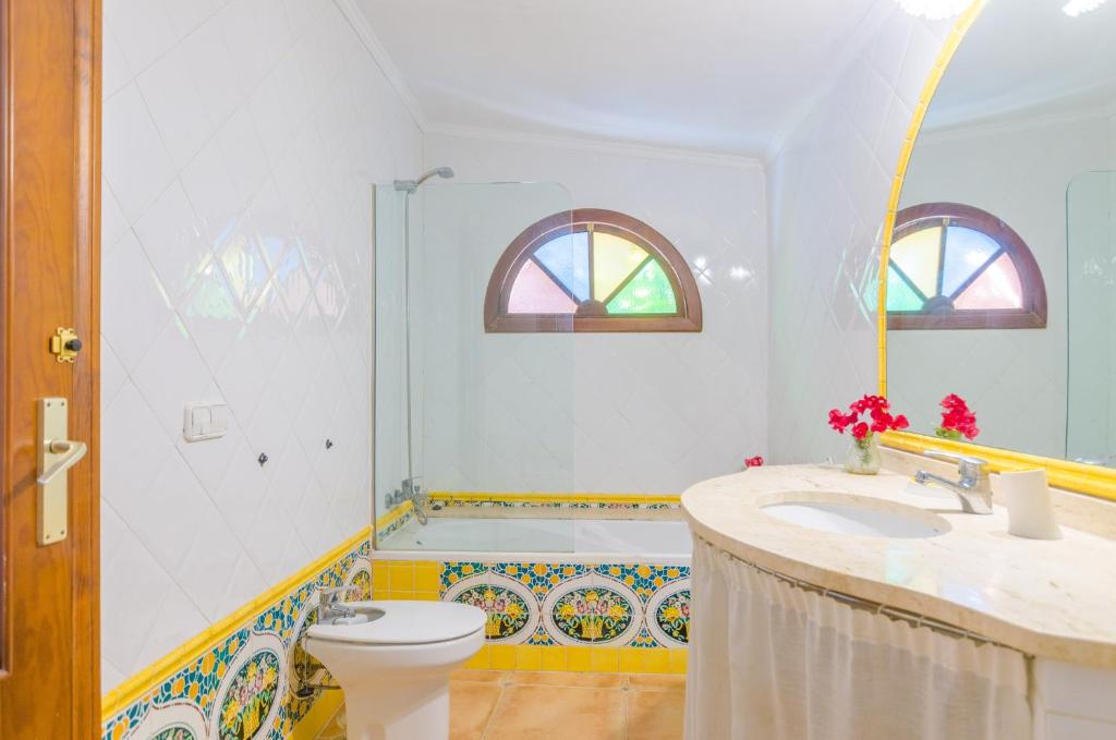 A bathroom at Can Reure (Can Paris)