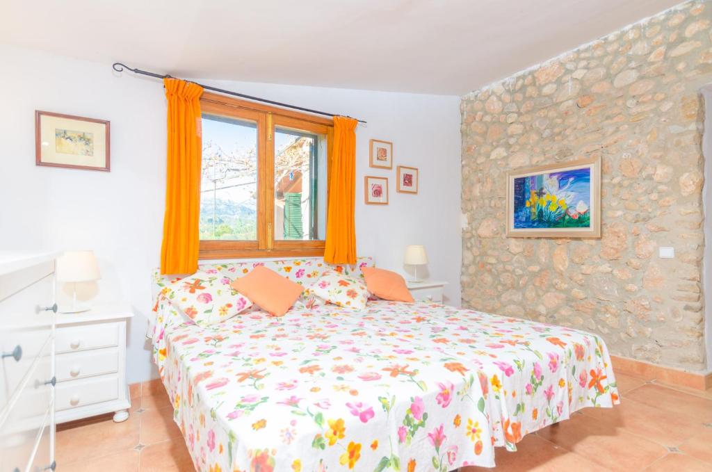 A bed or beds in a room at Can Reure (Can Paris)