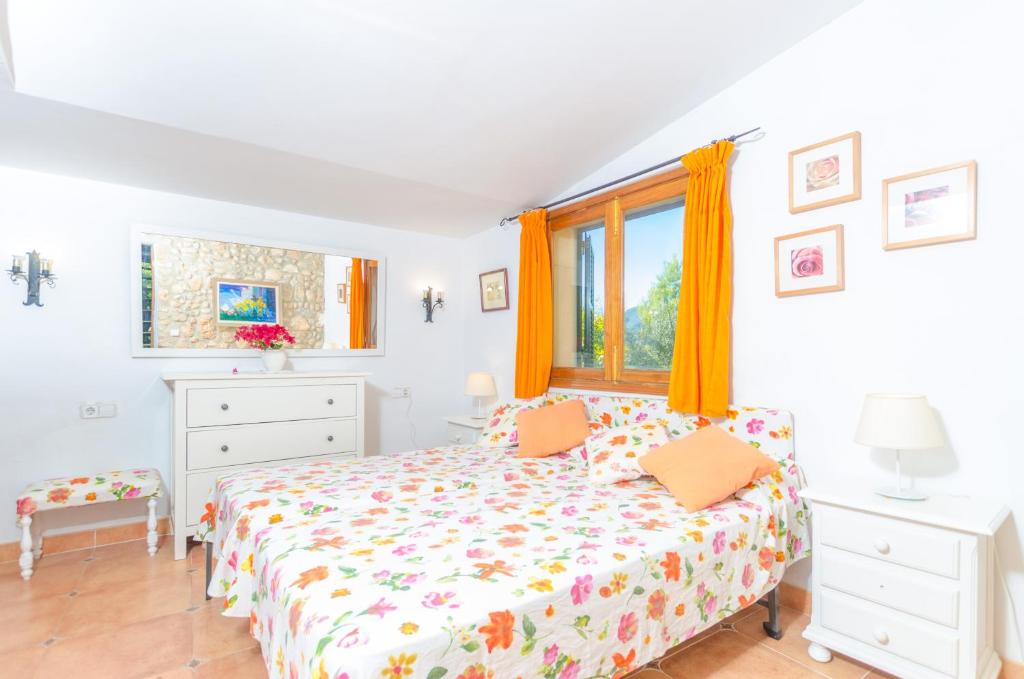 A bed or beds in a room at Can Reure (Can Paris)