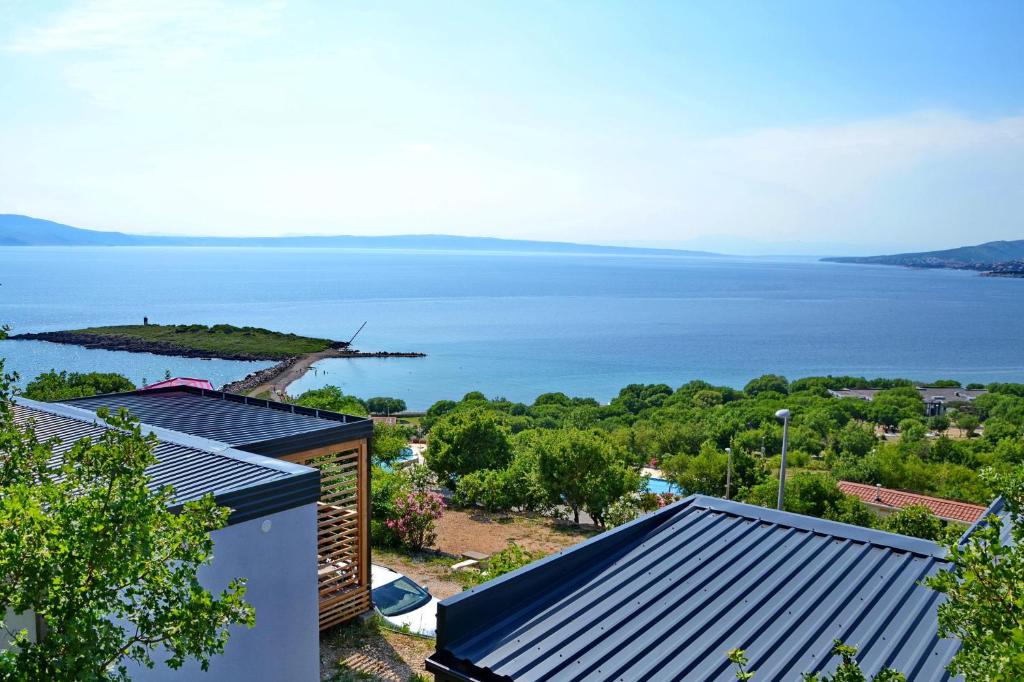 een uitzicht op de oceaan vanuit een huis bij Mobile Homes Mediteran Campsite Klenovica in Klenovica