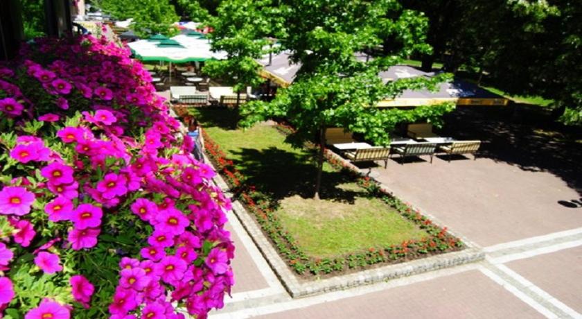 una vista aérea de un parque con bancos y flores en Apartman Lili, en Vrnjačka Banja