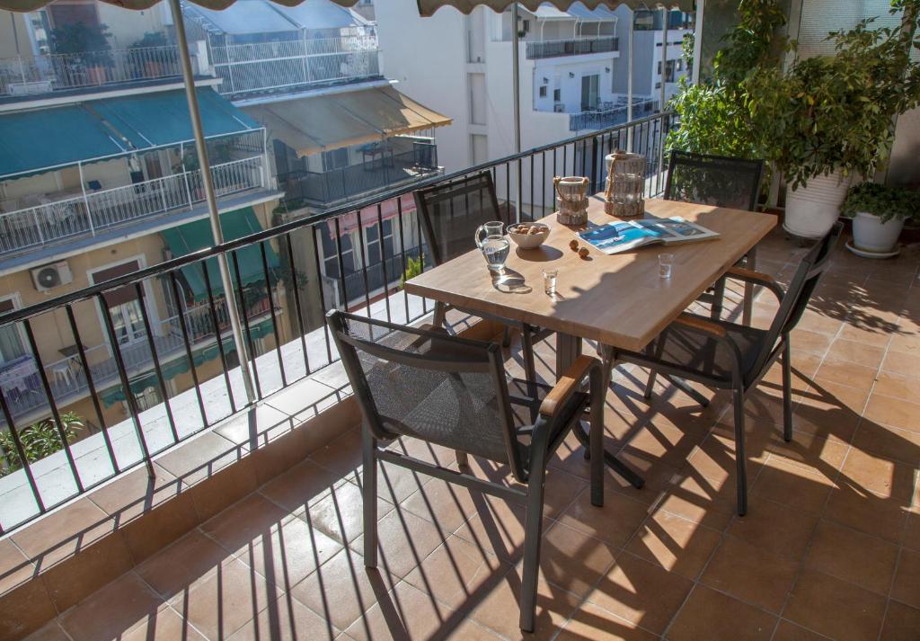 Balkón alebo terasa v ubytovaní Exceptional Penthouse close to Acropolis Museum by GHH