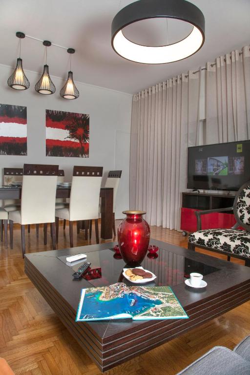 Televízia a/alebo spoločenská miestnosť v ubytovaní Exceptional Penthouse close to Acropolis Museum by GHH