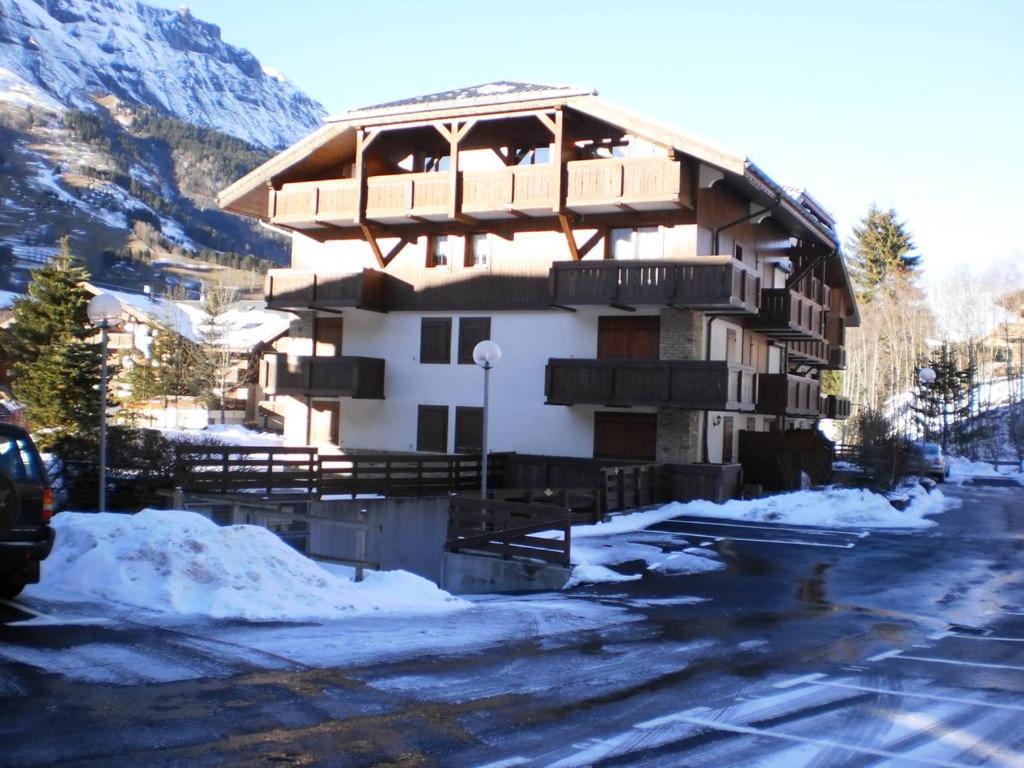 a building with a balcony in the snow at Location Montagne in Les Contamines-Montjoie