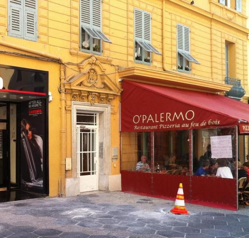 ニースにあるAppartement La Cerisaie - Rue Massenaの建物内の赤い日焼けのレストラン