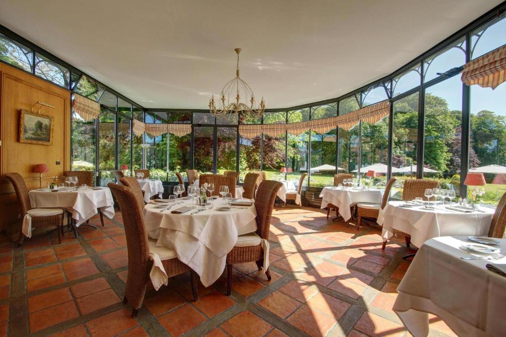 Restaurace v ubytování Hôtel Château Cléry