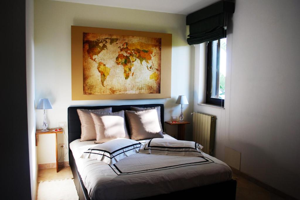 アーチ・トレッツァにあるEtna Hills seaのベッドルーム1室(壁に地図を掲載したベッド1台付)