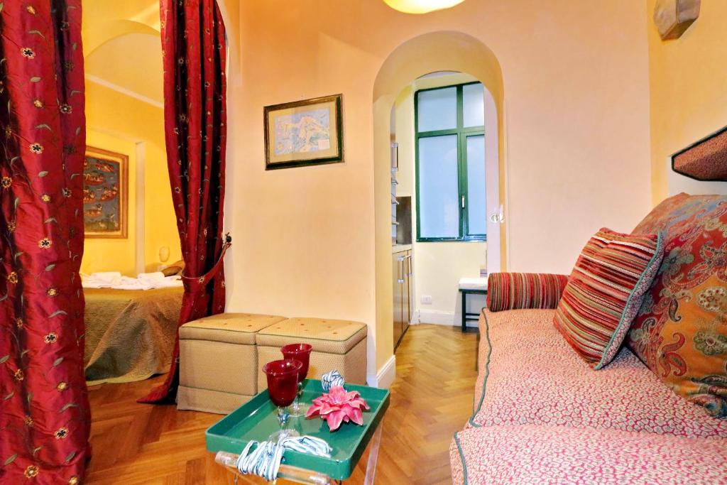 ローマにあるPantheon charming apartmentのリビングルーム(ソファ、テーブル付)