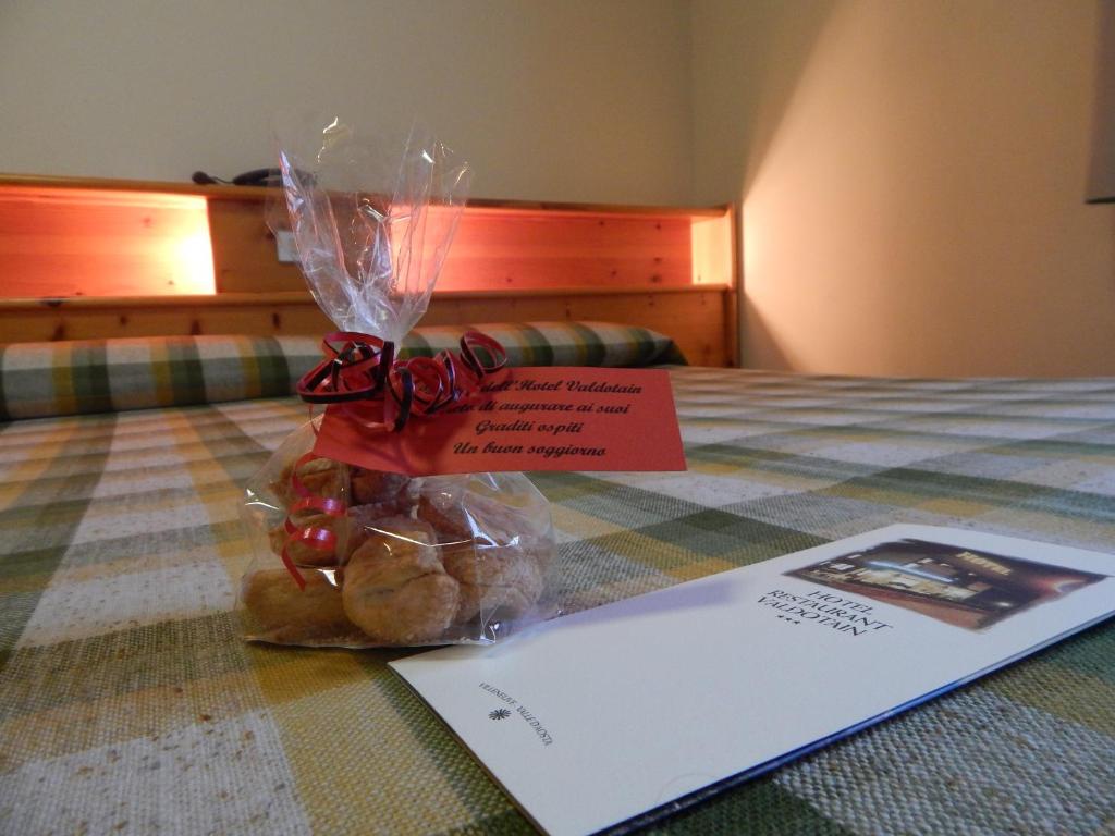 Łóżko lub łóżka w pokoju w obiekcie Hotel Valdotain