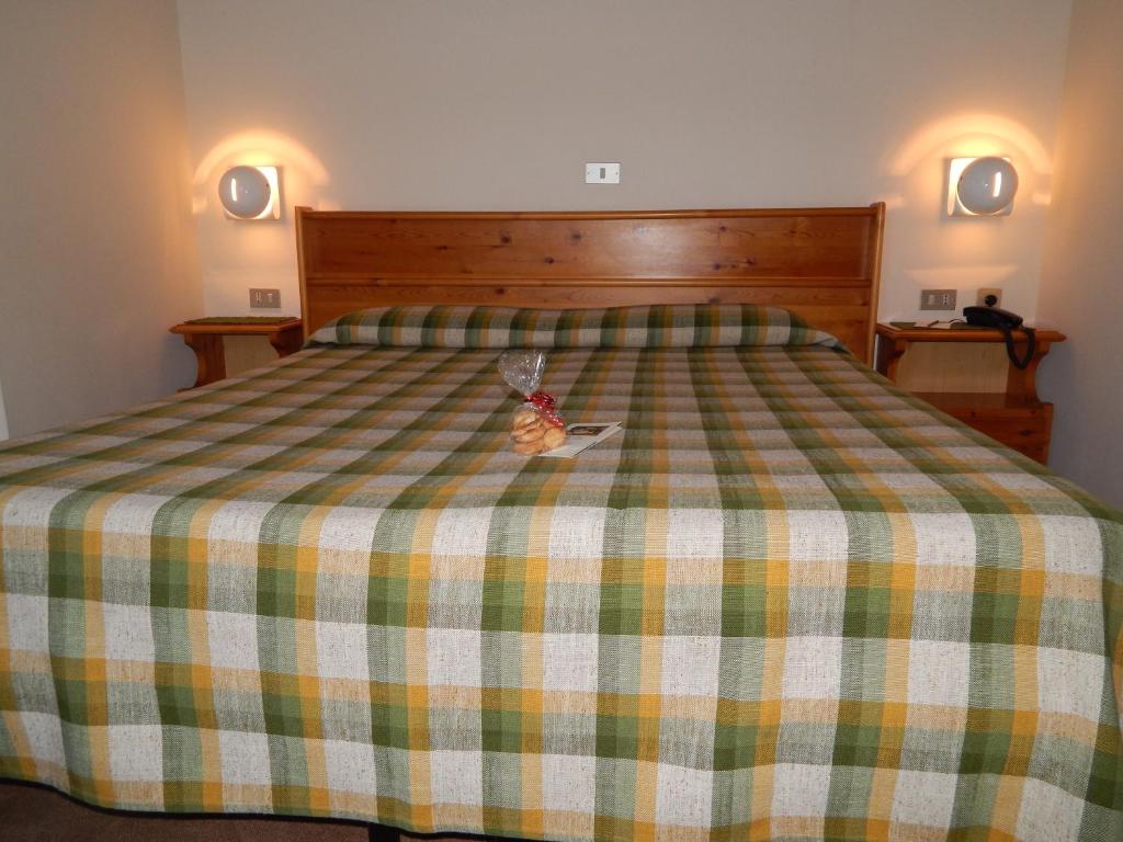 Łóżko lub łóżka w pokoju w obiekcie Hotel Valdotain