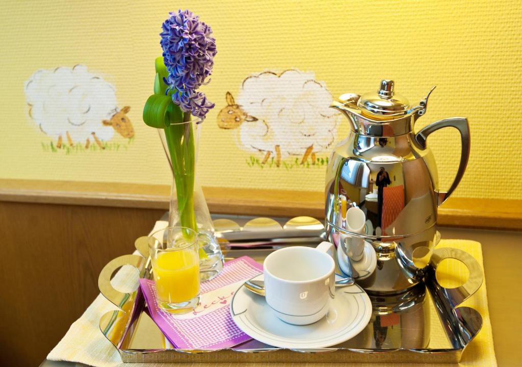 Příslušenství pro přípravu čaje a kávy v ubytování Mangolds Boutique Hotel & Fruehstuecksmeisterei