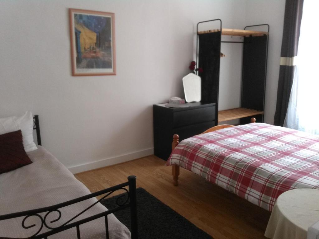 um quarto com uma cama e uma mesa em Maison Lapeyriere em Le Dorat