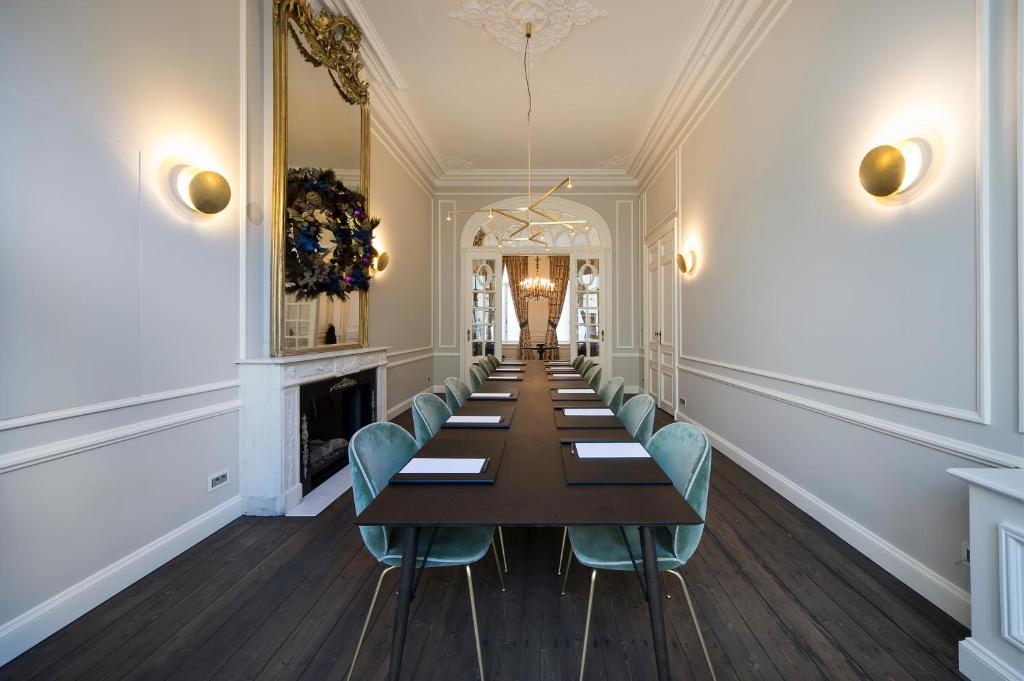 uma longa sala de conferências com uma longa mesa e cadeiras em Hotel De Orangerie by CW Hotel Collection em Bruges