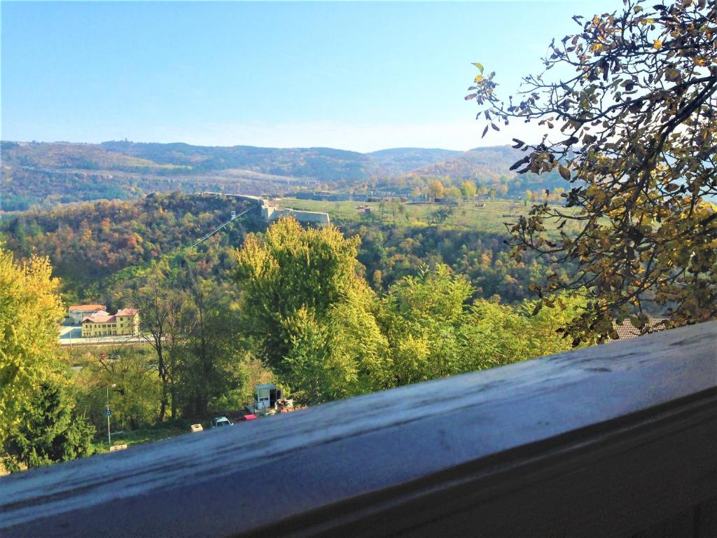 een uitzicht op een weg met bomen in de verte bij "Tipografov" Guest House in Veliko Tŭrnovo