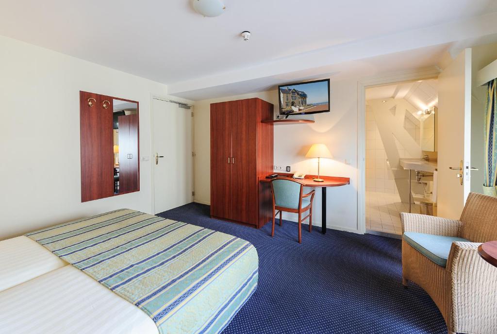 Postel nebo postele na pokoji v ubytování Boulevard Hotel Scheveningen