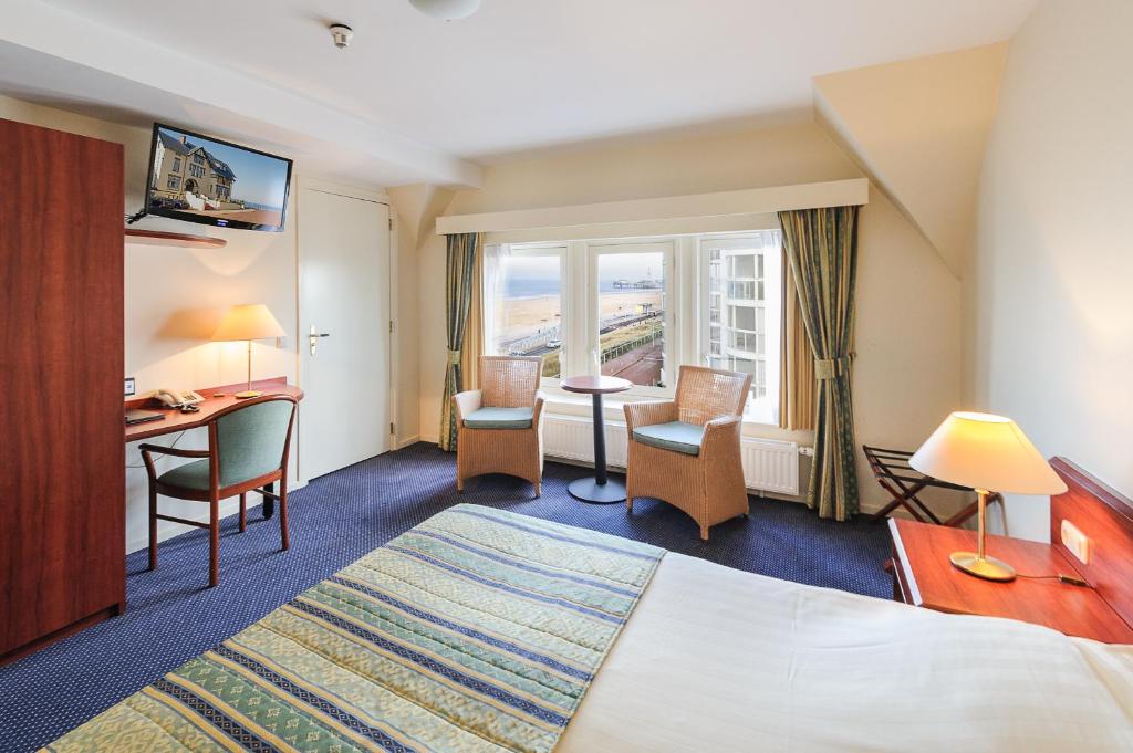 Postel nebo postele na pokoji v ubytování Boulevard Hotel Scheveningen