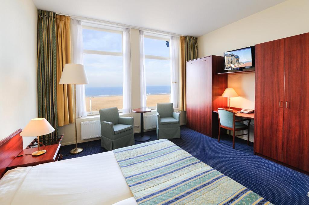 TV a/nebo společenská místnost v ubytování Boulevard Hotel Scheveningen