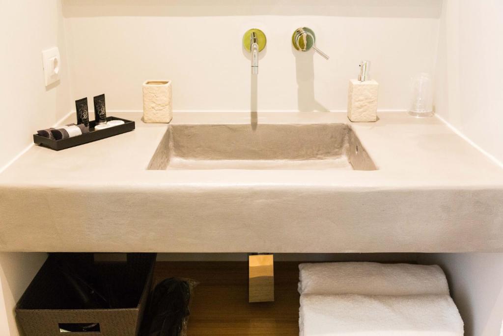 200 ROOMS & TERRACE - 11