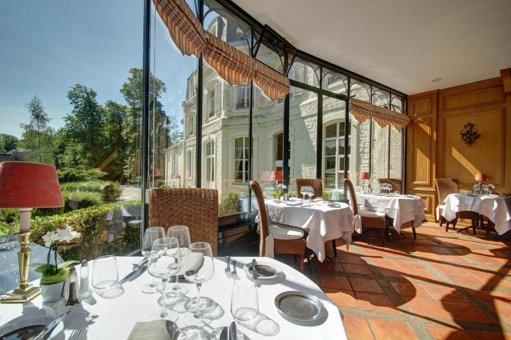 Restaurace v ubytování Hôtel Château Cléry